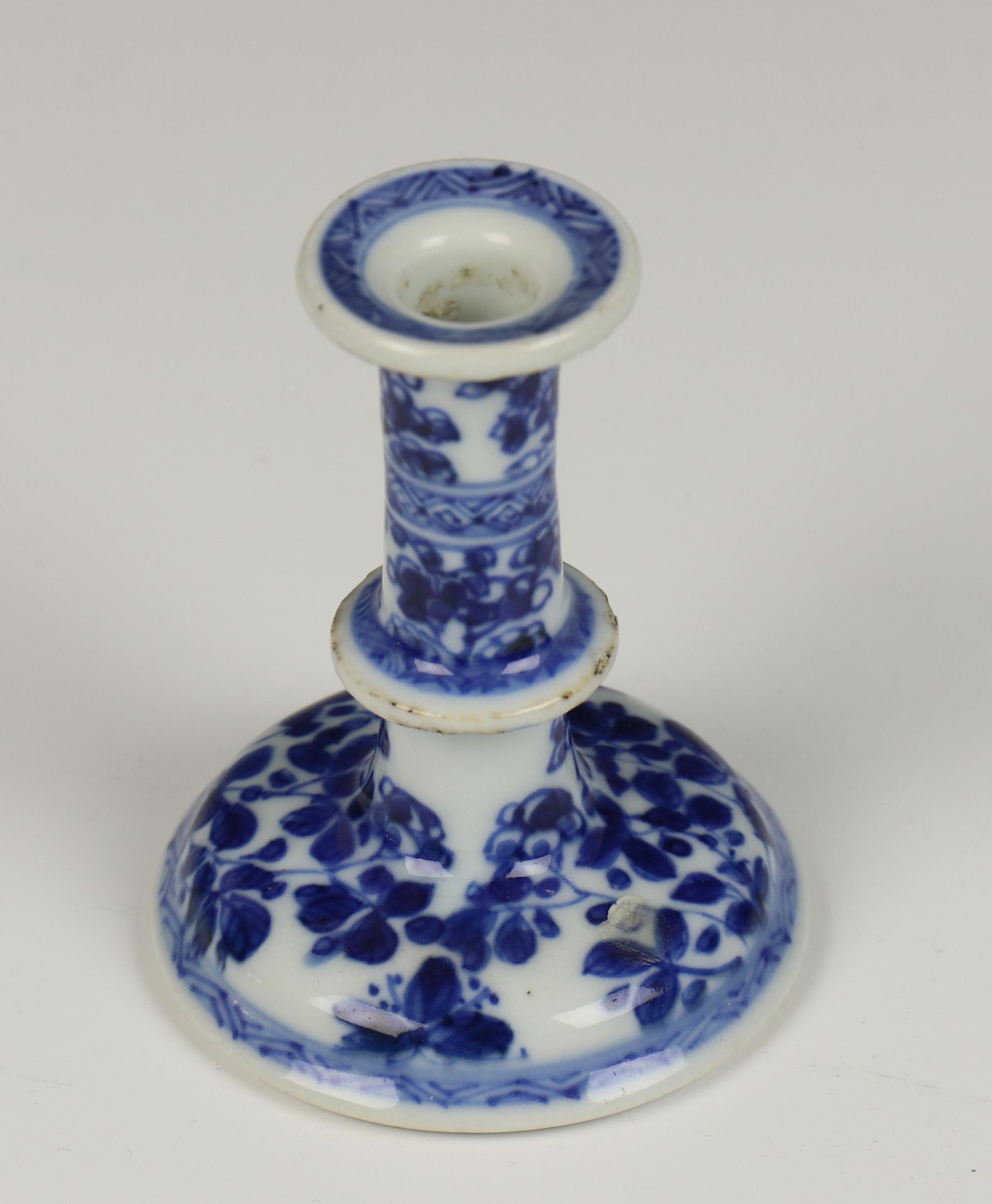 China, blauw-wit porseleinen miniatuur kandelaar, Kangxi, - Image 3 of 3