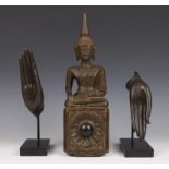 Thailand, paar bronzen Boeddha-handen en Birma, houten zittende Boeddha, 20e eeuw.