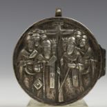 Griekenland, paar ronde ajour gestoken houten plaquettes in ronde zilveren foedraal als hanger, 19e