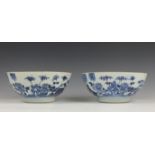 China, paar blauw-wit porseleinen kommen, Qianlong,