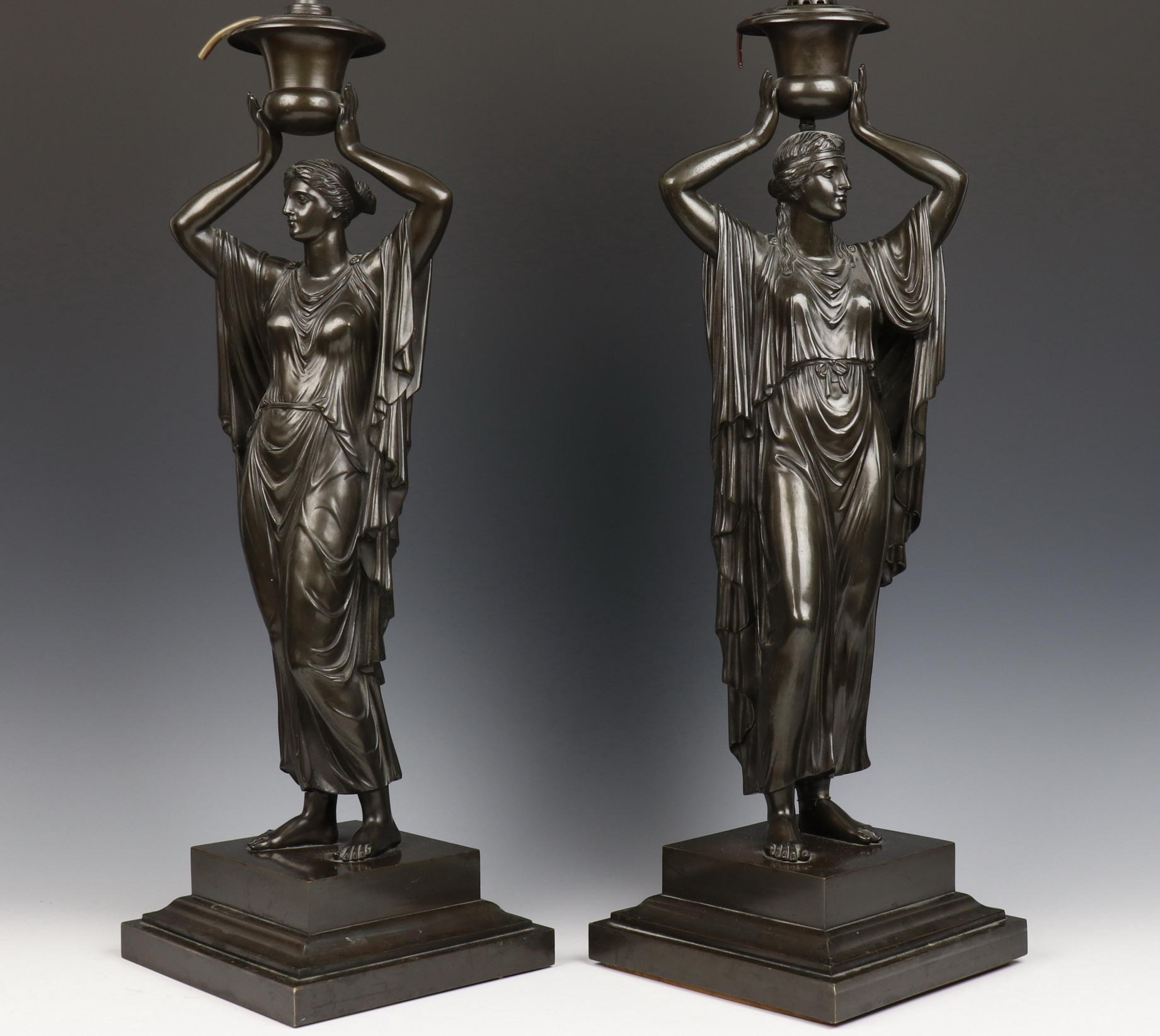 Paar zwart gepatineerd fraai gemodeleerde bronzen (olie?)lampvoeten, Empire, 2e periode - Image 2 of 4