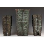 China, drie kantige bronzen vazen met archaische motieven, 20e eeuw.