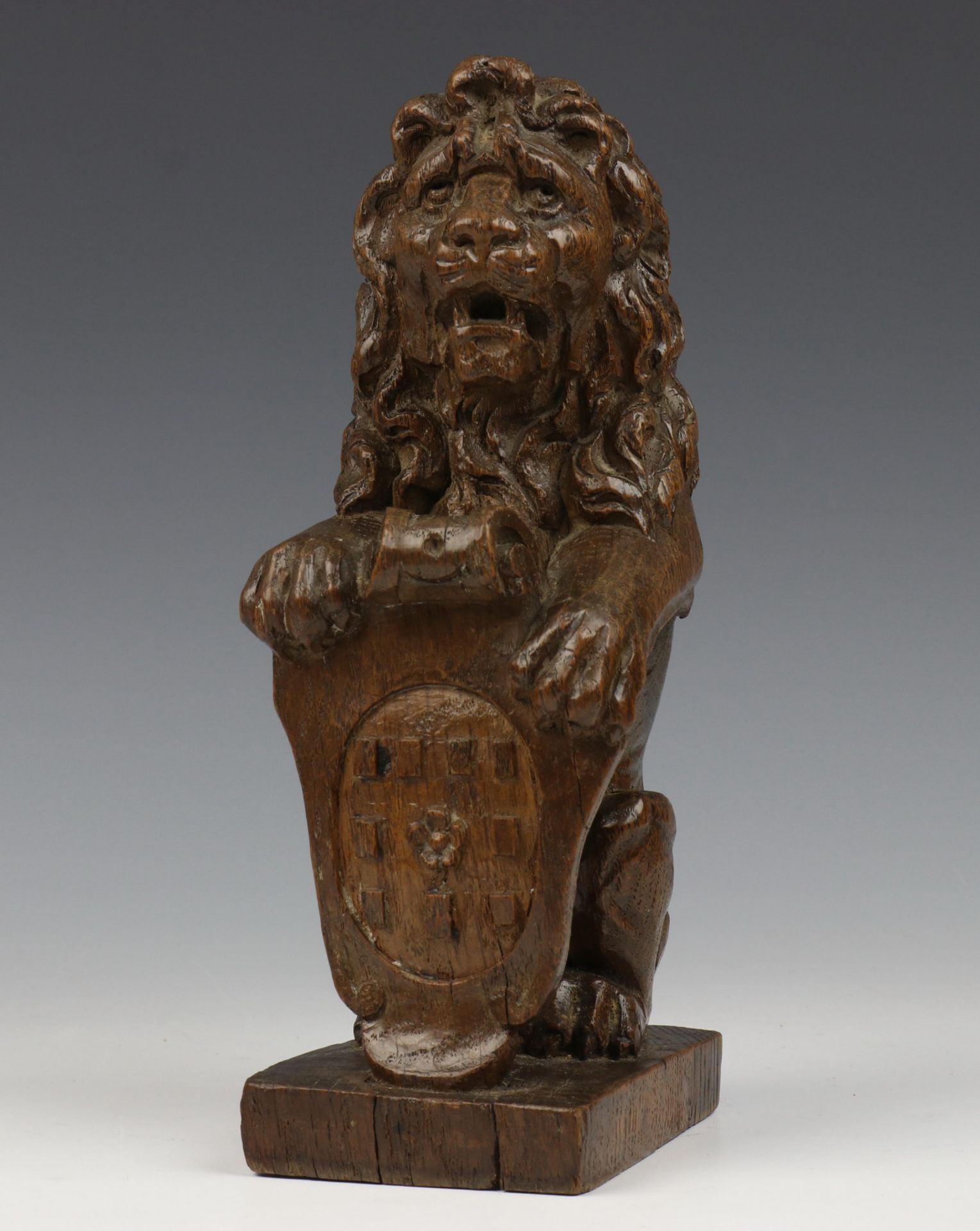 Gestoken houten liggende leeuw, mogelijk een vaandel of standaard bekroning, vroeg 19e eeuw, - Image 5 of 6