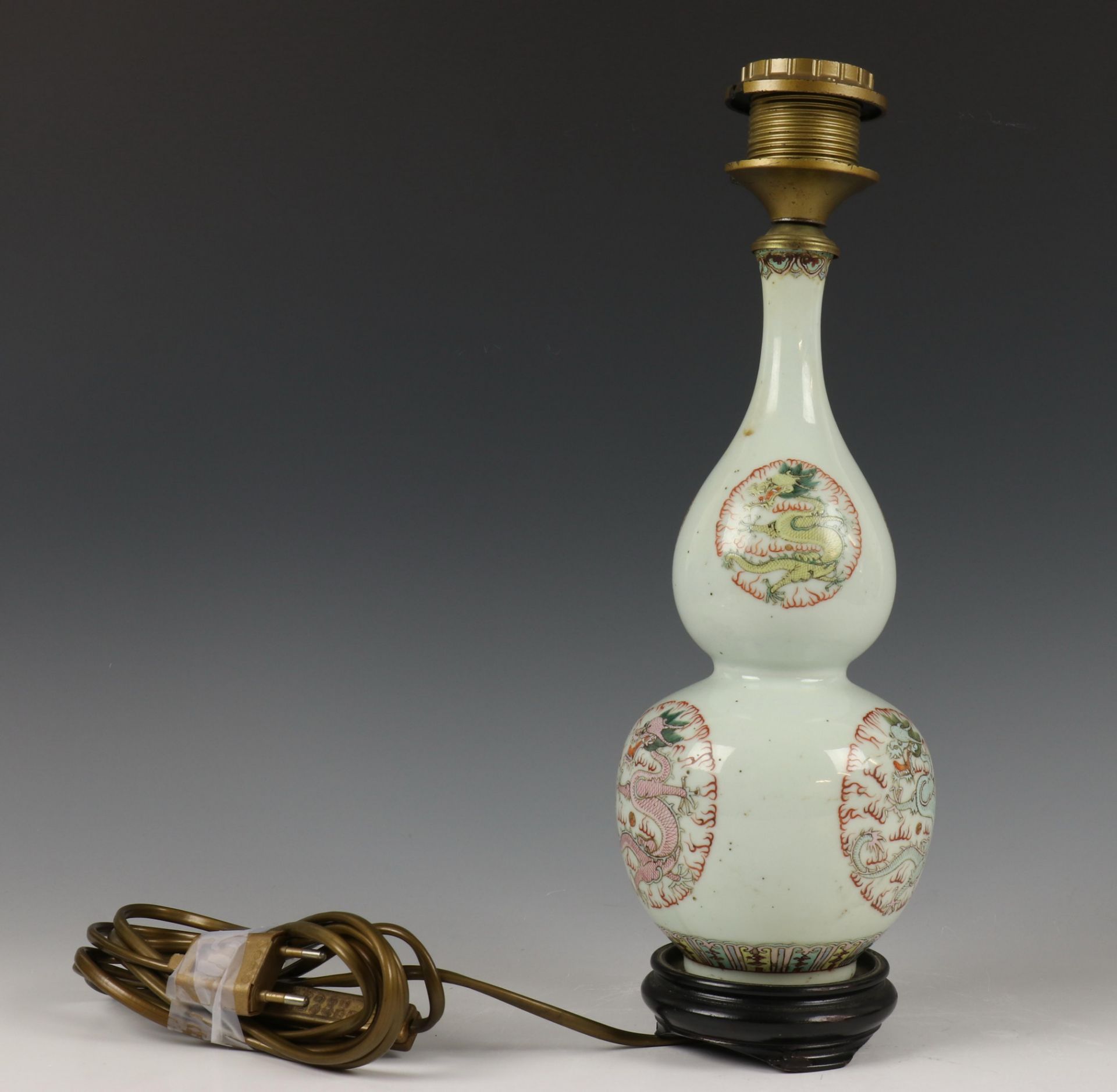 China, famille rose porseleinen kalebasvaas gemonteerd als lamp, 19e-20e eeuw, - Image 5 of 6