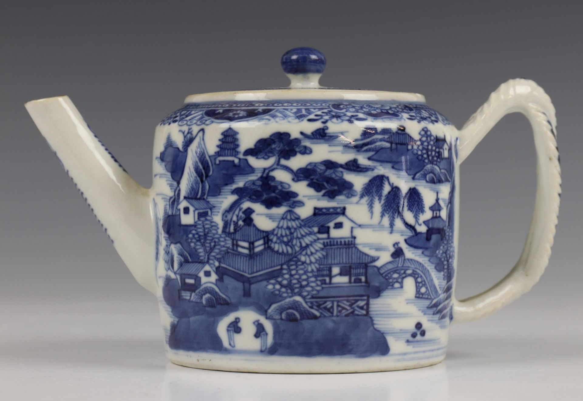 China, blauw-wit porseleinen trekpot, Imari trekpotje en melkkan, 18e eeuw, - Image 7 of 21