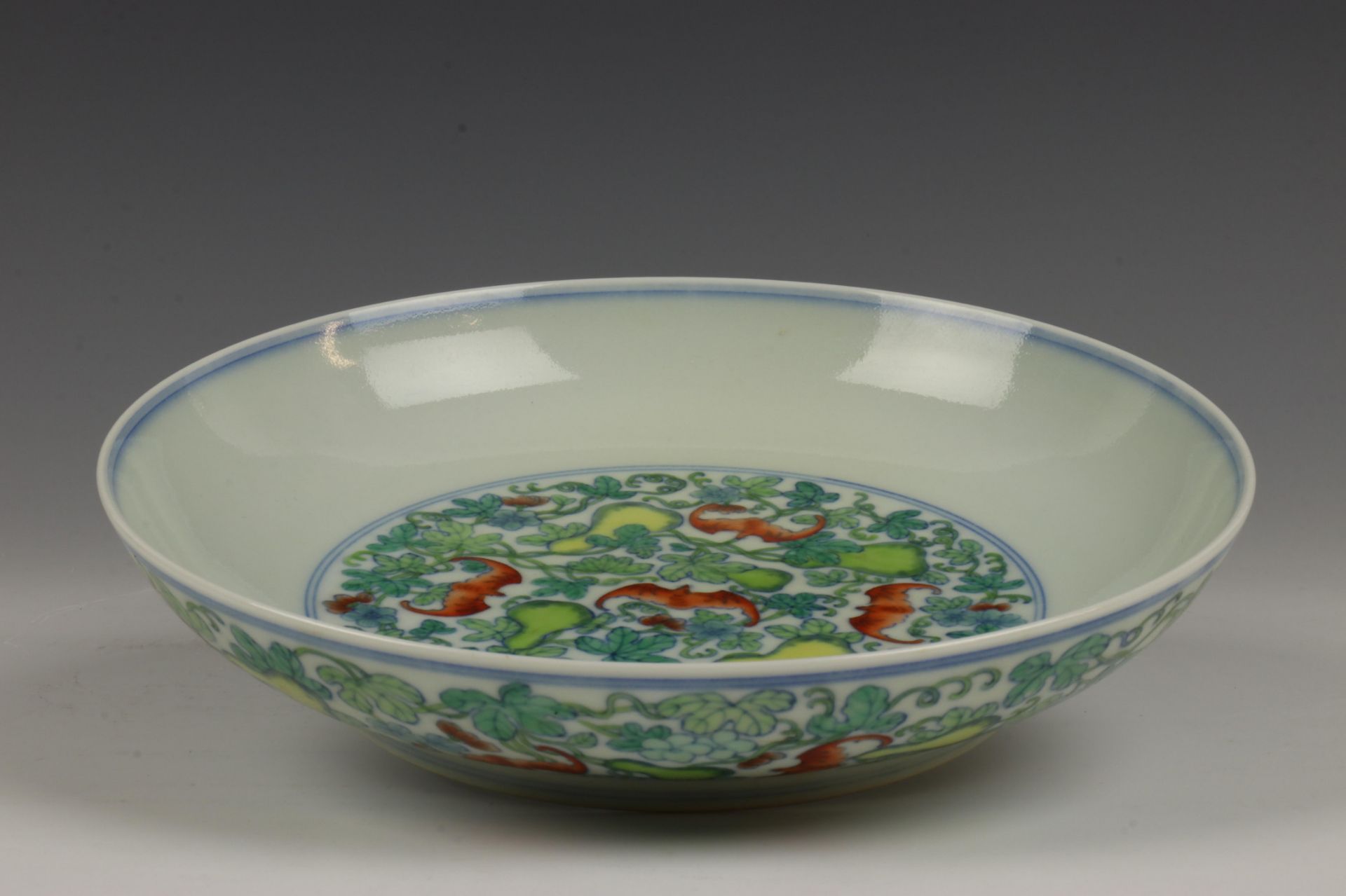 China, doucai porseleinen bord, 20e eeuw, - Image 2 of 4
