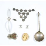 Zilveren herdenkingslepel en diverse sieraden.