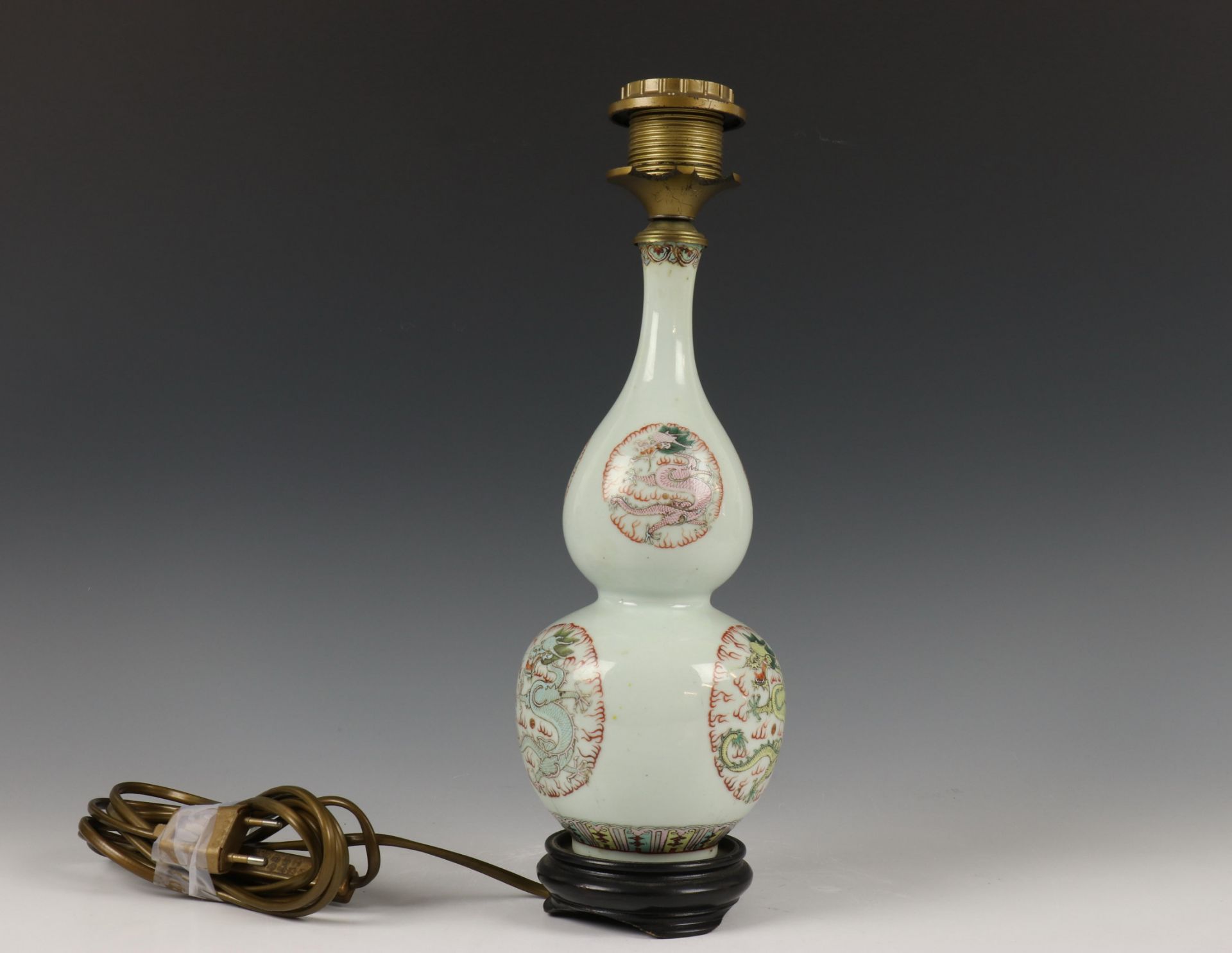China, famille rose porseleinen kalebasvaas gemonteerd als lamp, 19e-20e eeuw,