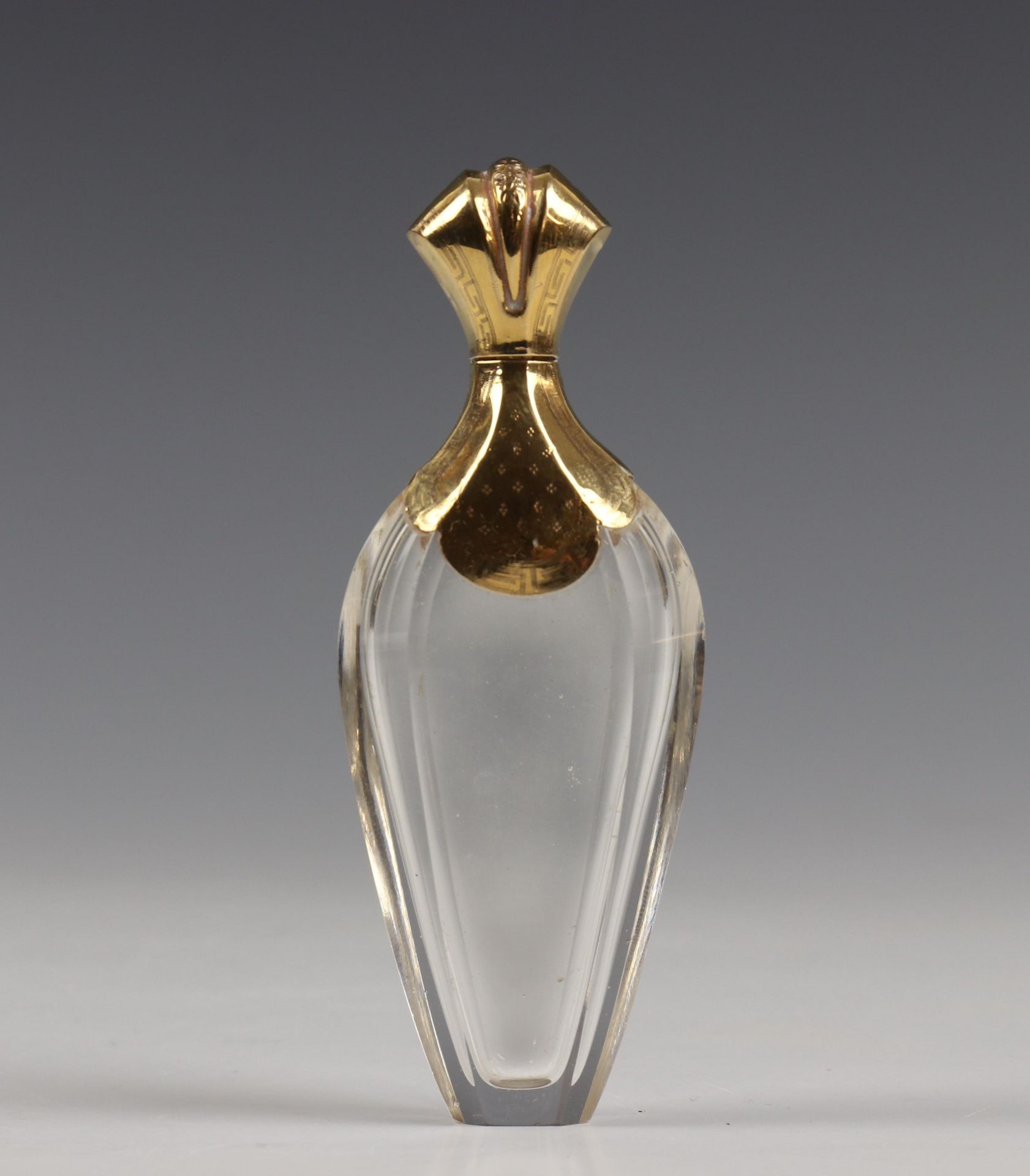 Een kristallen parfumflacon met gouden dop, 19e eeuw,