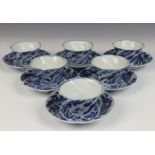 China, serie van zes blauw-wit geplooid porseleinen kop en schotels, Kangxi,