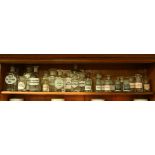 Verschillende blank glazen apothekersflessen, 19e / 20e eeuw,