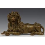 Gestoken houten liggende leeuw, mogelijk een vaandel of standaard bekroning, vroeg 19e eeuw,