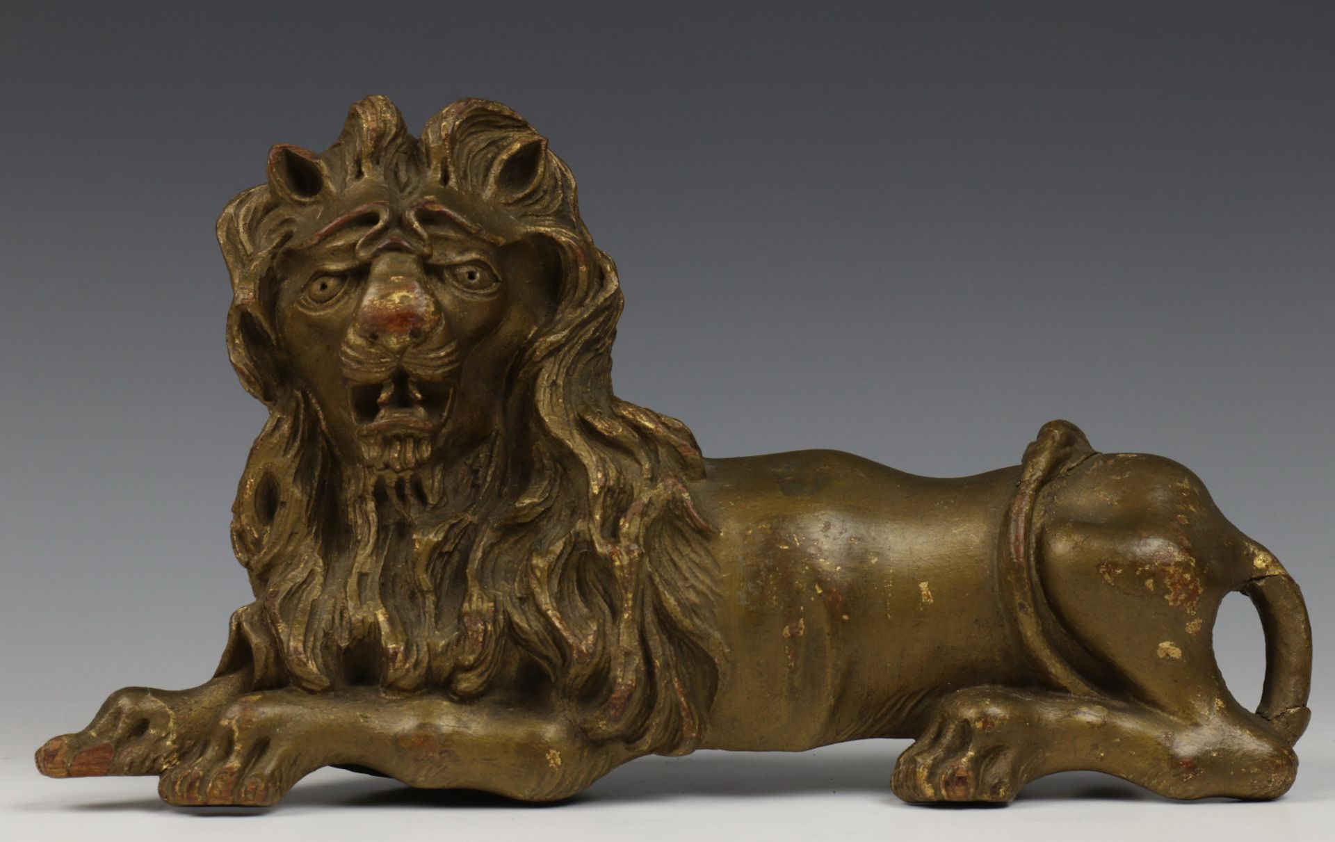 Gestoken houten liggende leeuw, mogelijk een vaandel of standaard bekroning, vroeg 19e eeuw,