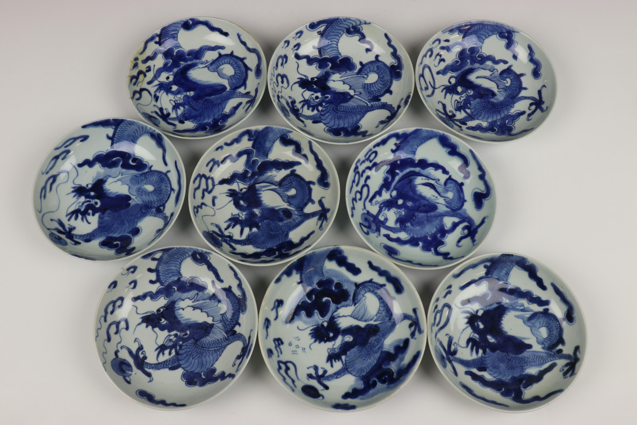 China, serie van negen blauw-wit porseleinen bordjes, Qing dynastie, waarschijnlijk Jiaqing,