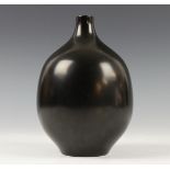 Japan, bronzen fles met zwart 'black pearl'-patina, gesigneerd Hara Naoki (1906-1994),
