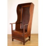 Engeland, bruin gebeitste eikenhouten bakfauteuil, 'holeporter Chair', 18e eeuw,