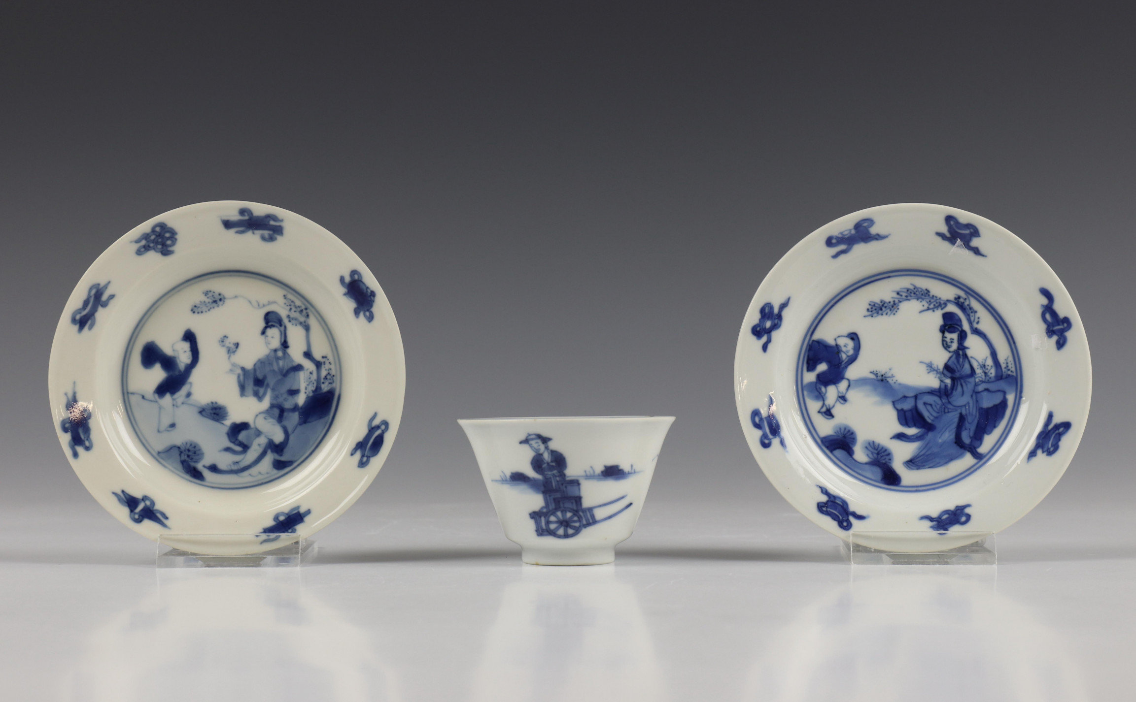 China, paar blauw-wit porseleinen schoteltjes en kopje, Kangxi,