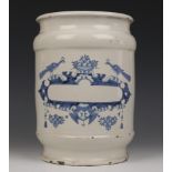 Een blauw-wit aardewerken apothekerspot, 18e eeuw,