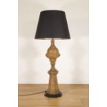 Als hout gelakt metalen schemerlamp,