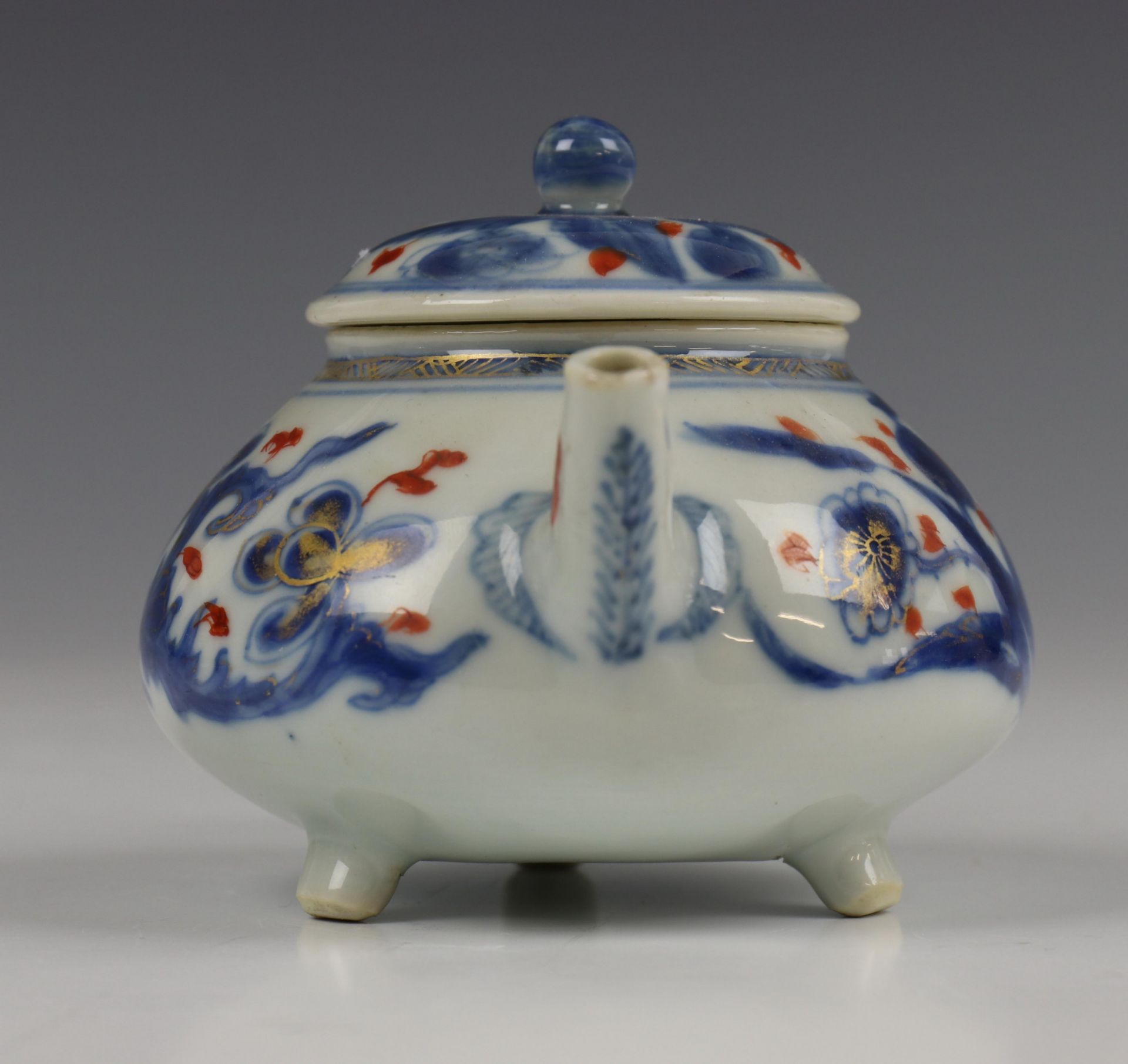 China, blauw-wit porseleinen trekpot, Imari trekpotje en melkkan, 18e eeuw, - Image 16 of 21