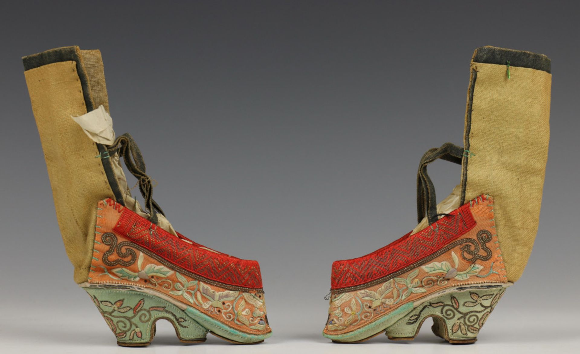 China, paar deels zijden damesschoentjes, Qing dynastie, 19e eeuw, - Image 2 of 2