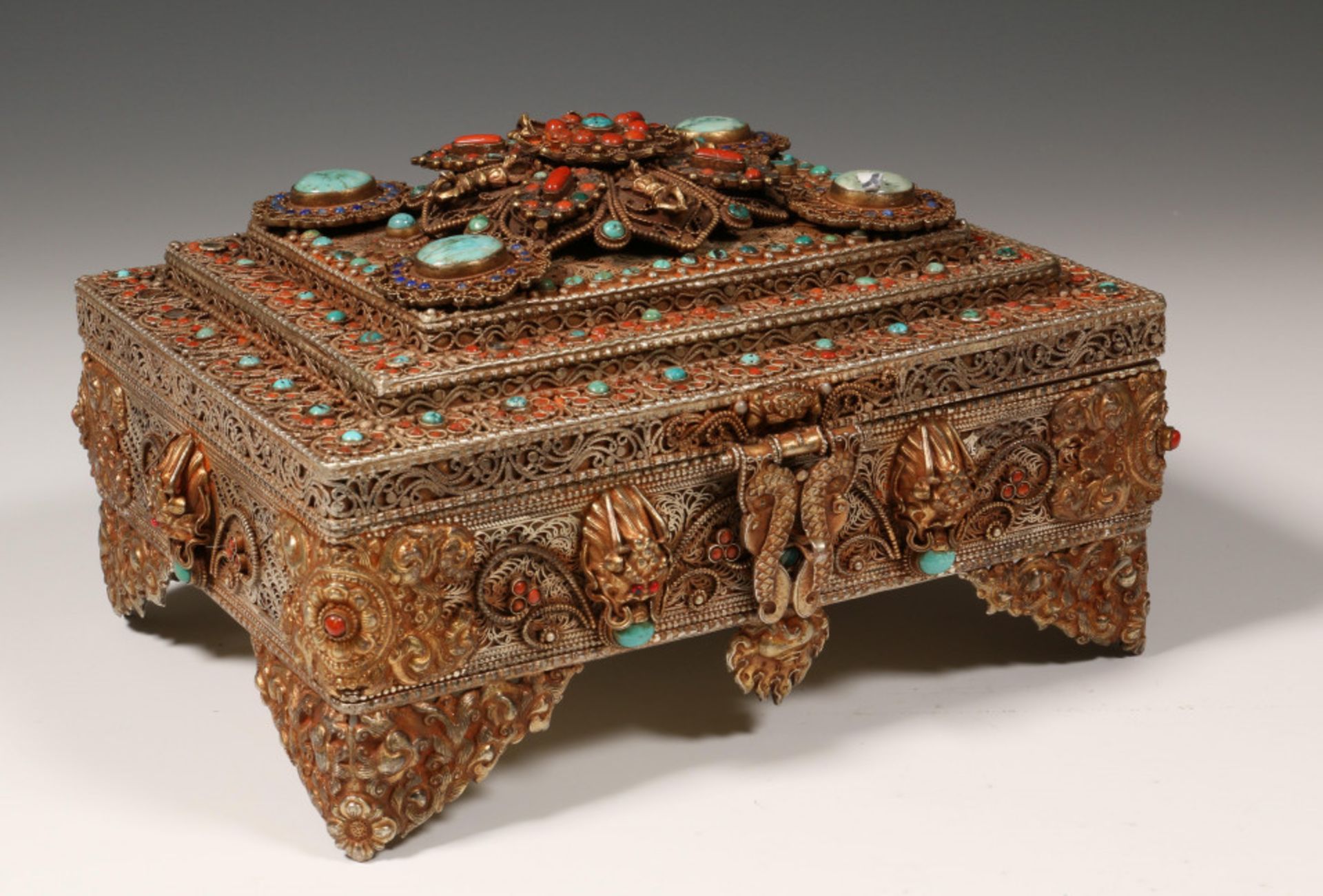 Tibet, decorated metal jewelry box, set with many semi precious stones, 20e century - Bild 4 aus 4