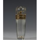 Kristallen parfum flacon met gouden montering en dopje in de vorm van een vogel, in foedraal,19e eeu