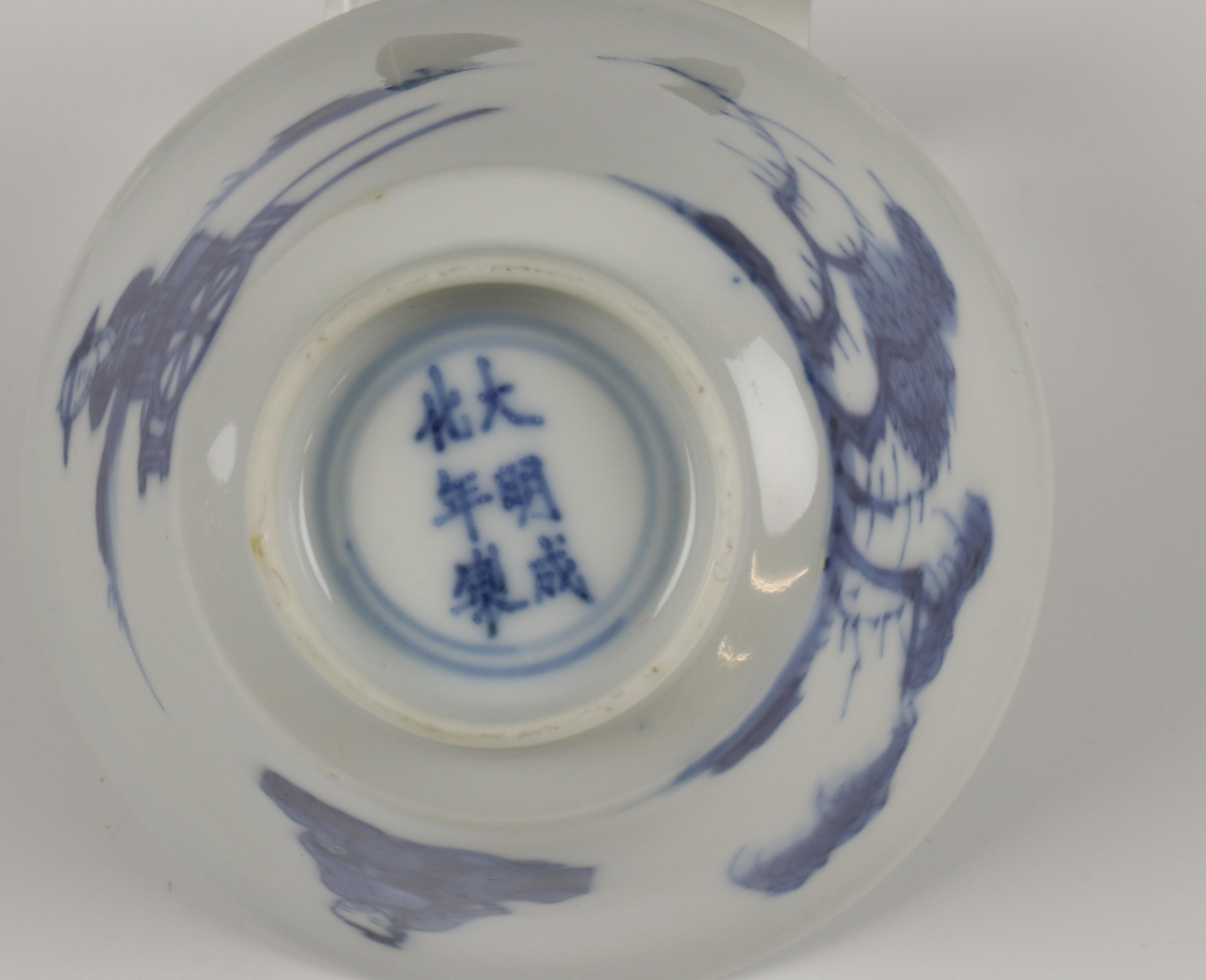 China, paar blauw-wit porseleinen schoteltjes en kopje, Kangxi, - Image 3 of 4