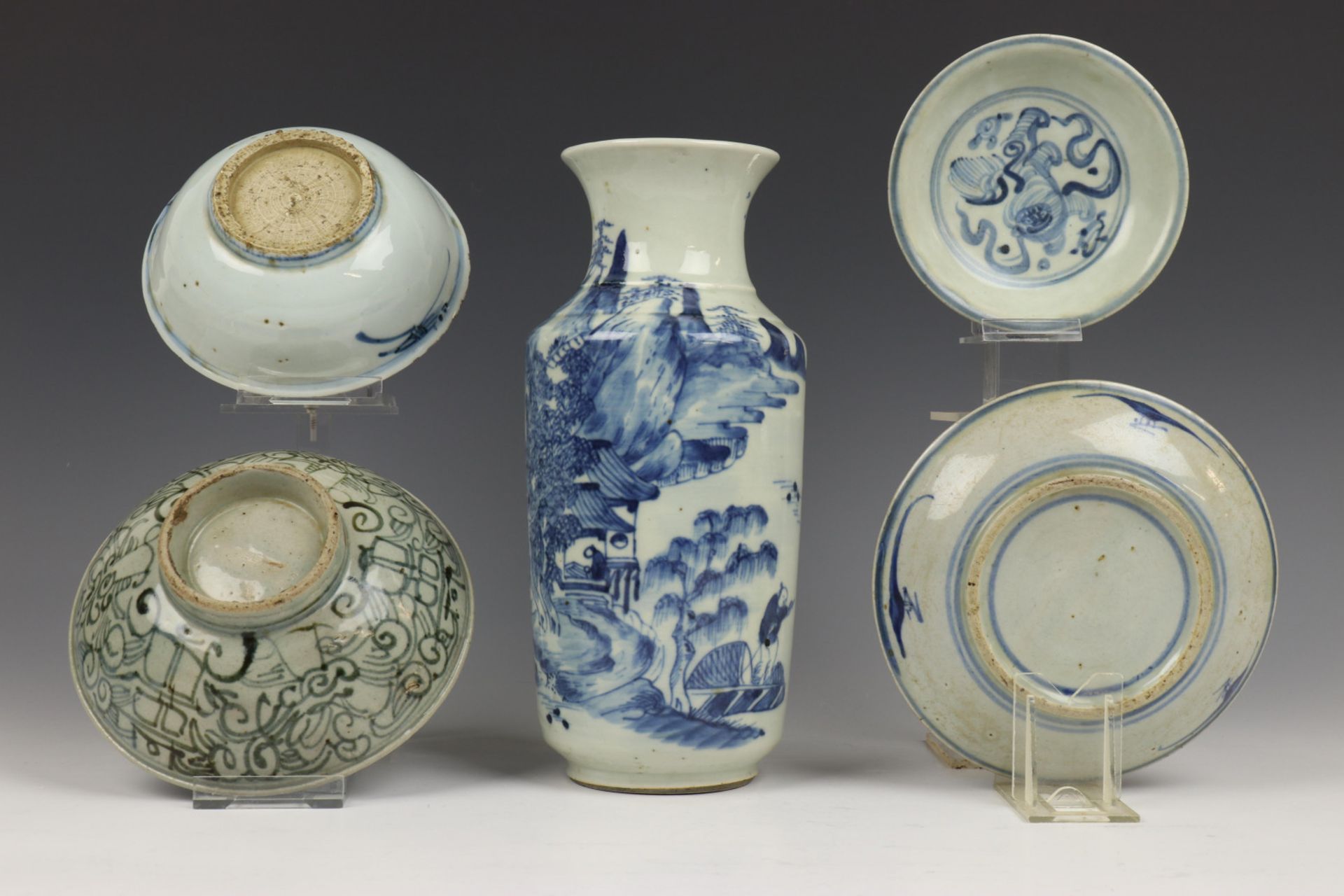 China, blauw-wit porseleinen vaas en vier kommen, 19e eeuw - Image 2 of 2