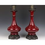 Een paar Sang-de-Boeuf porseleinen vaas lampen, 19e/20e eeuw,