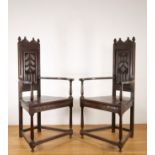 Paar bruin gebeitste houten fauteuils