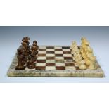 Marmeren schaakspel met bijhorend schaakbord, 20e eeuw,
