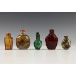China, collectie van vijf glazen snuifflesjes, 19e-20e eeuw,