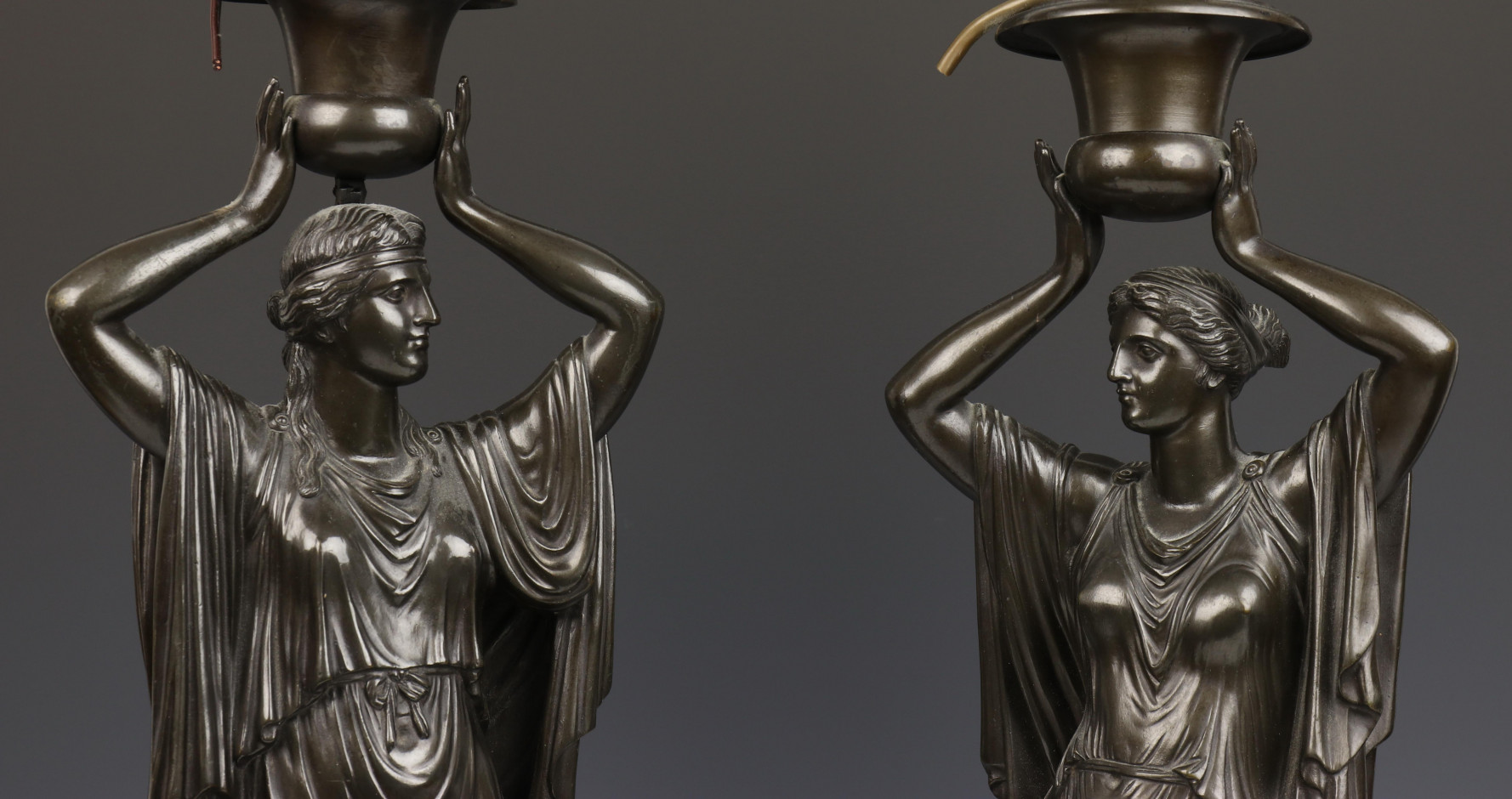 Paar zwart gepatineerd fraai gemodeleerde bronzen (olie?)lampvoeten, Empire, 2e periode - Image 4 of 4