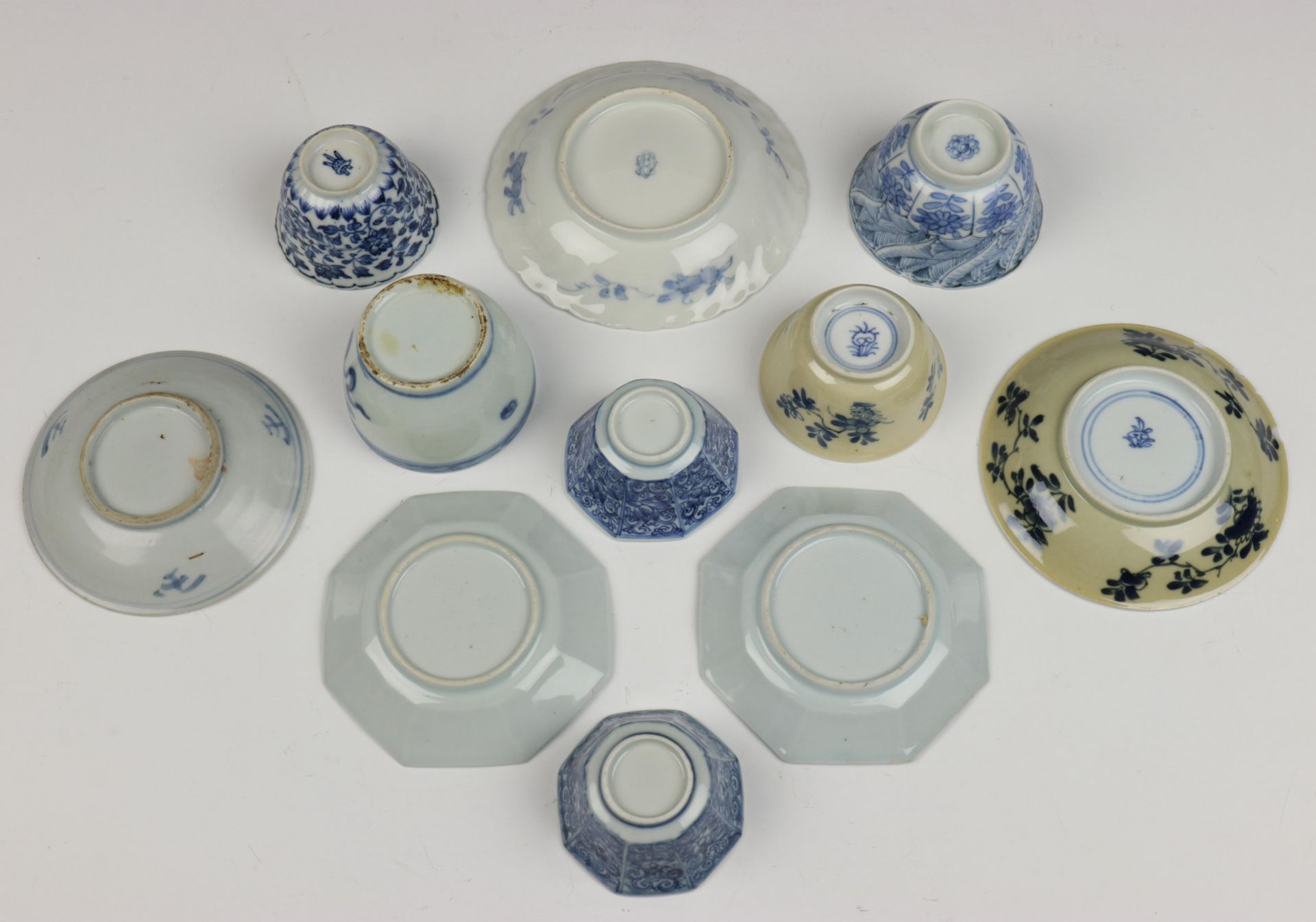 China, zes diverse blauw-wit porseleinen koppen en vijf schotels, Kangxi en later18e eeuw, - Image 2 of 3