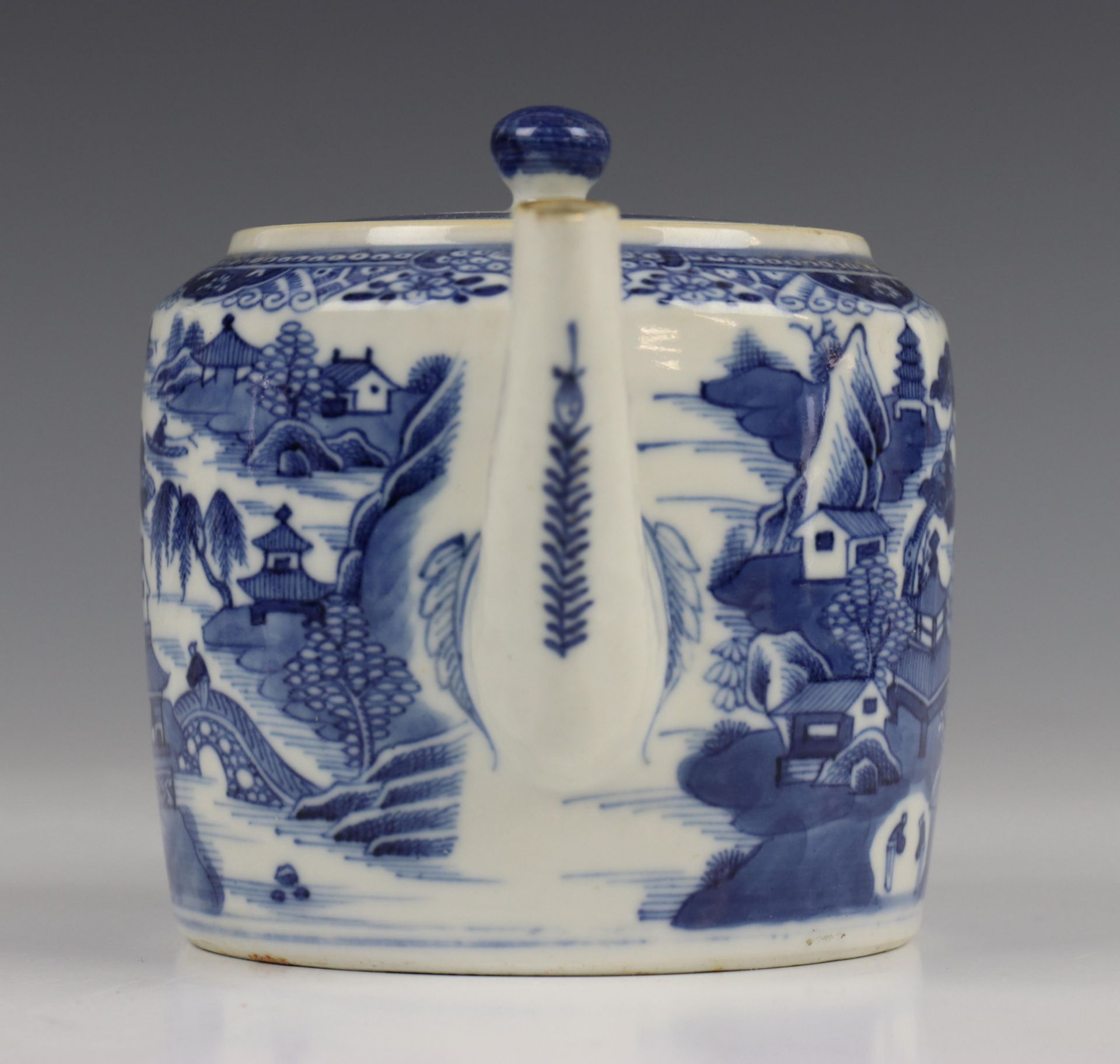 China, blauw-wit porseleinen trekpot, Imari trekpotje en melkkan, 18e eeuw, - Image 3 of 21