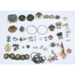 Diverse zilveren en onedele sieraden,