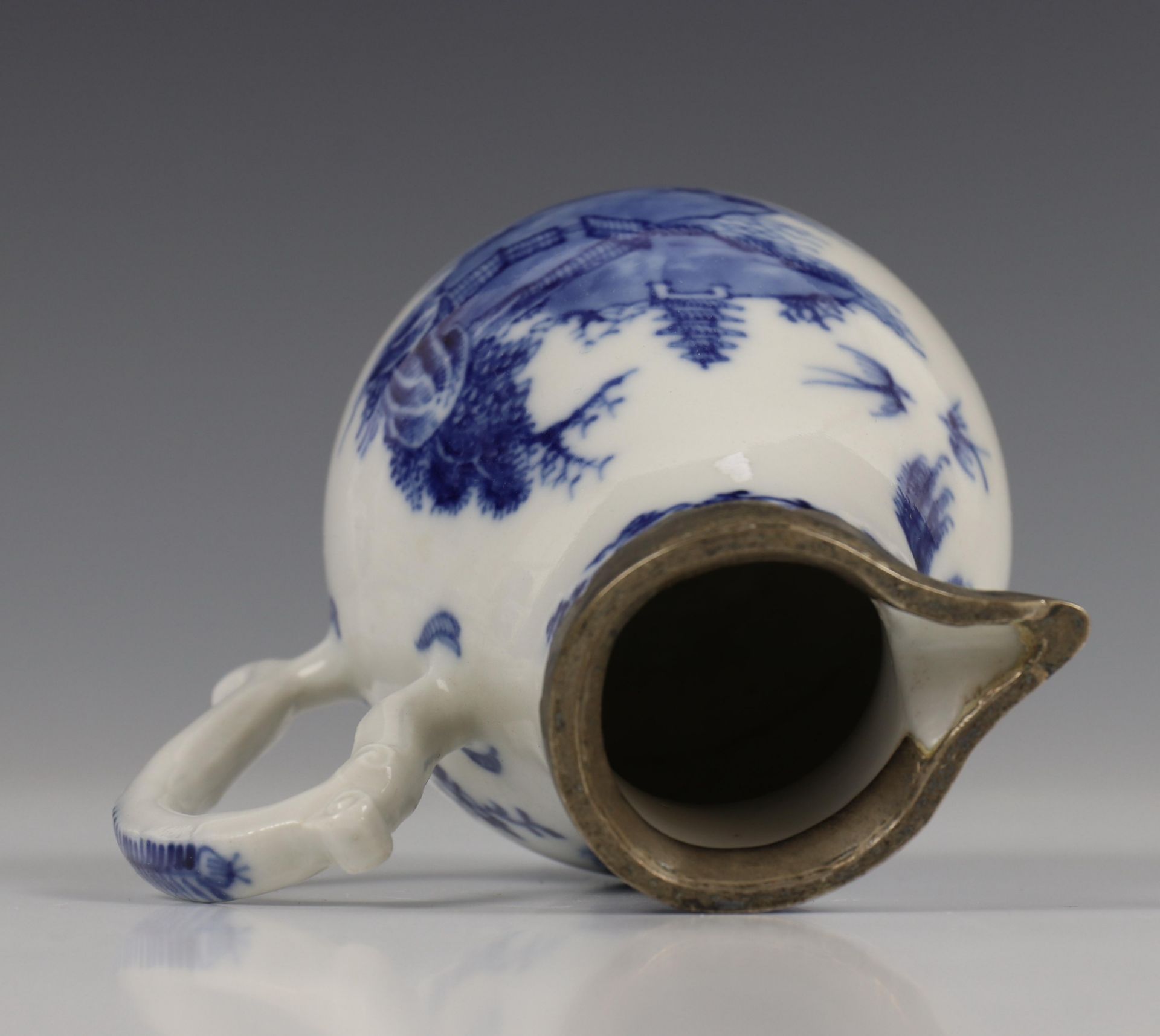 China, blauw-wit porseleinen trekpot, Imari trekpotje en melkkan, 18e eeuw, - Image 5 of 21