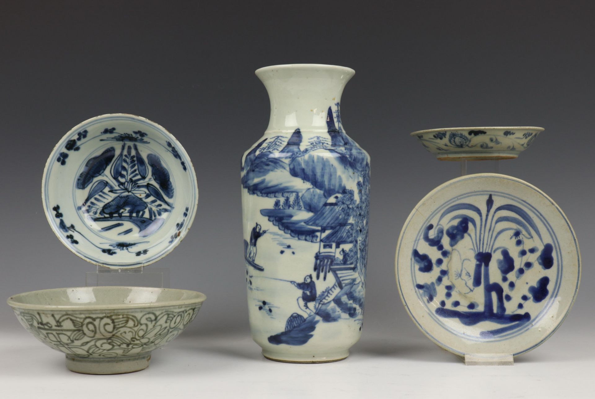 China, blauw-wit porseleinen vaas en vier kommen, 19e eeuw