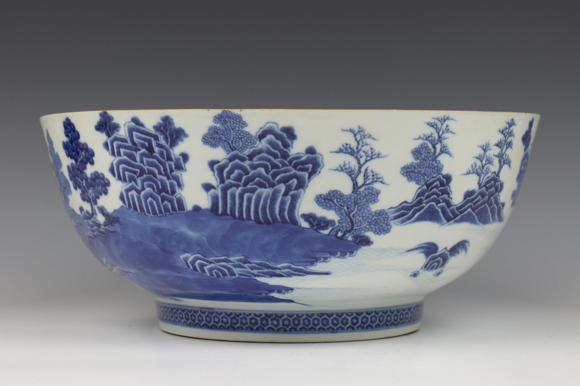 China, grote blauw wit porseleinen kom, Qianlong, - Image 2 of 7