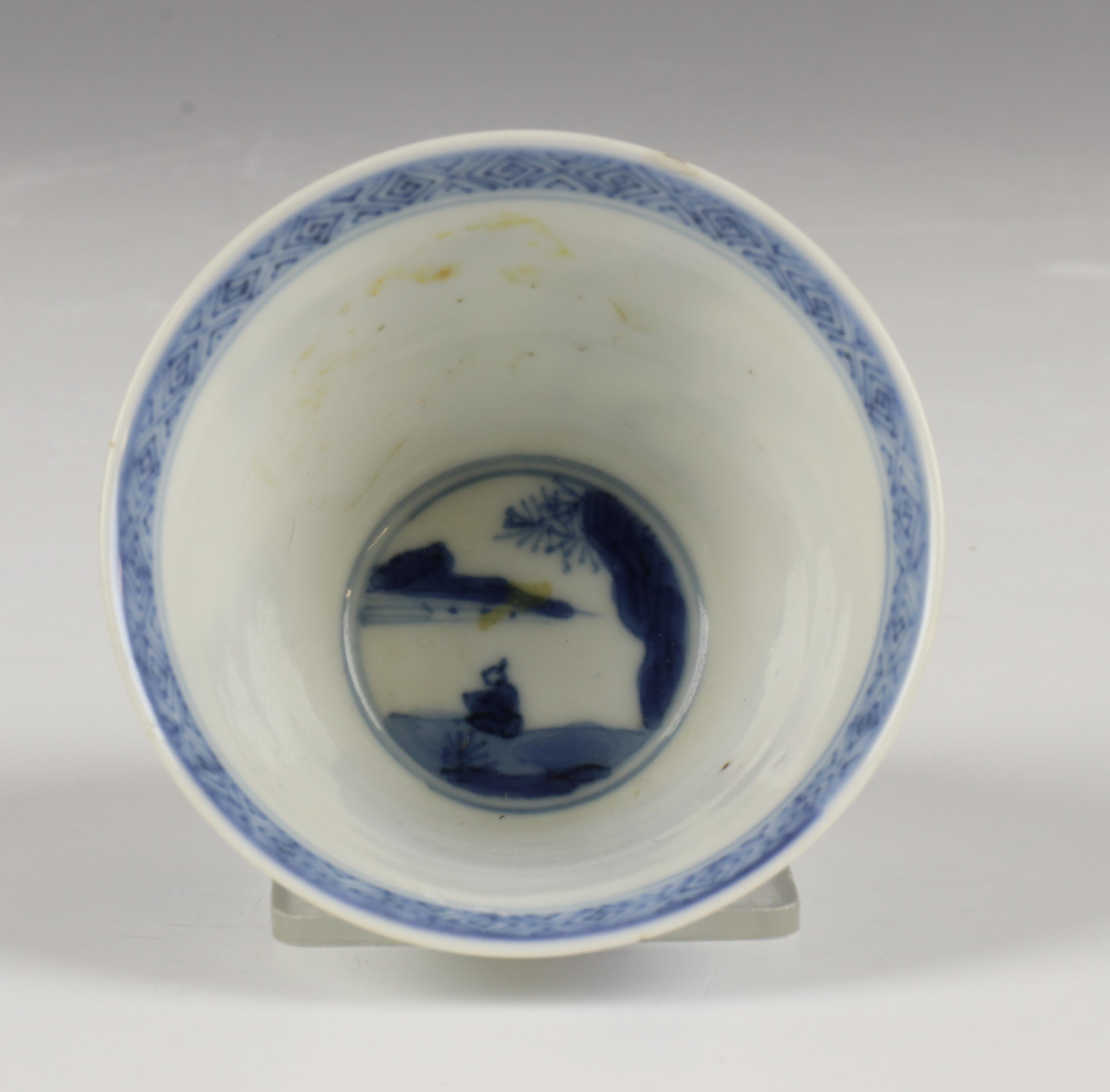 China, paar blauw-wit porseleinen schoteltjes en kopje, Kangxi, - Image 2 of 4