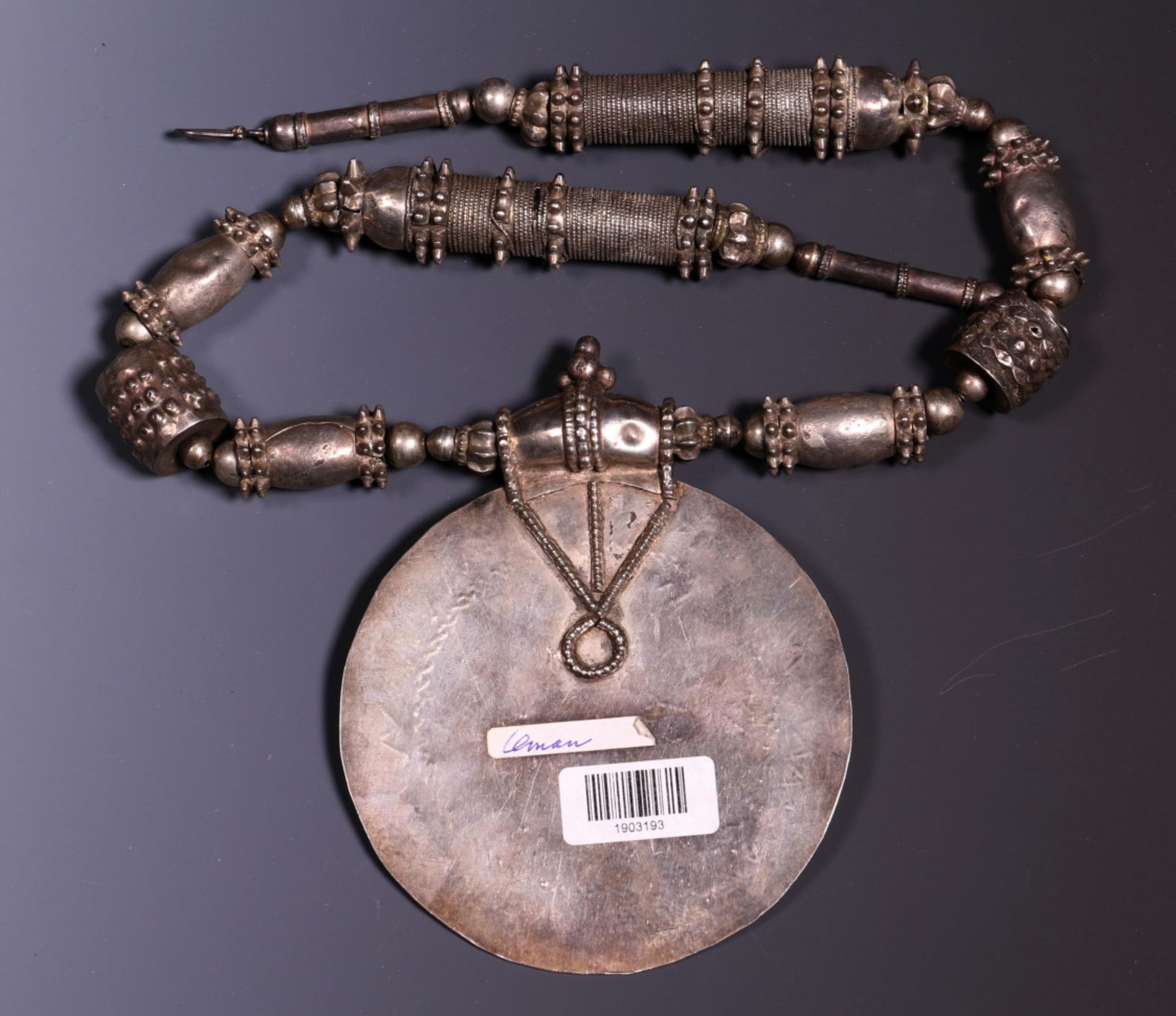 Jemen, silver alloy necklace with big beads and disk-shaped pendant - Bild 2 aus 4