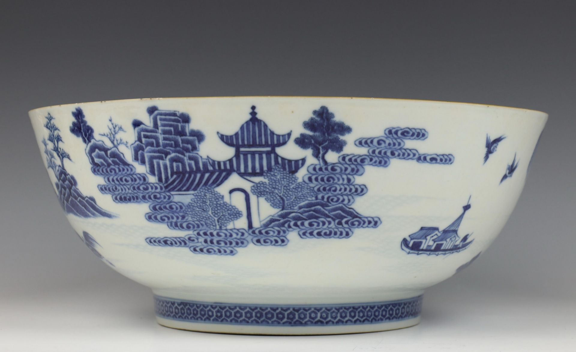 China, grote blauw wit porseleinen kom, Qianlong, - Image 3 of 7