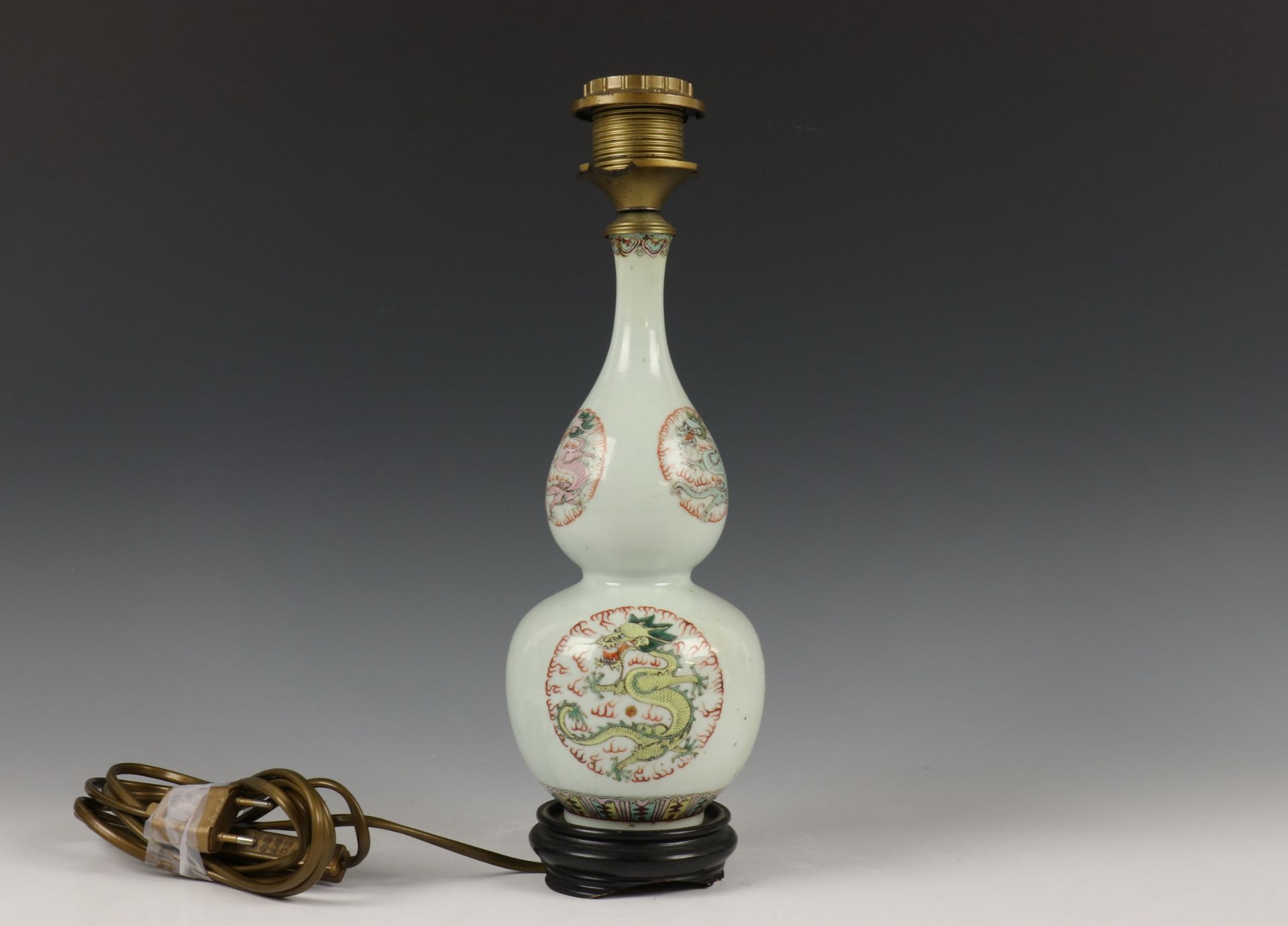 China, famille rose porseleinen kalebasvaas gemonteerd als lamp, 19e-20e eeuw, - Image 2 of 6