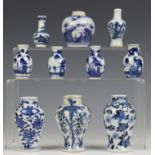 China, tien blauw-wit porseleinen miniatuur vaasjes, vnl. 18e eeuw