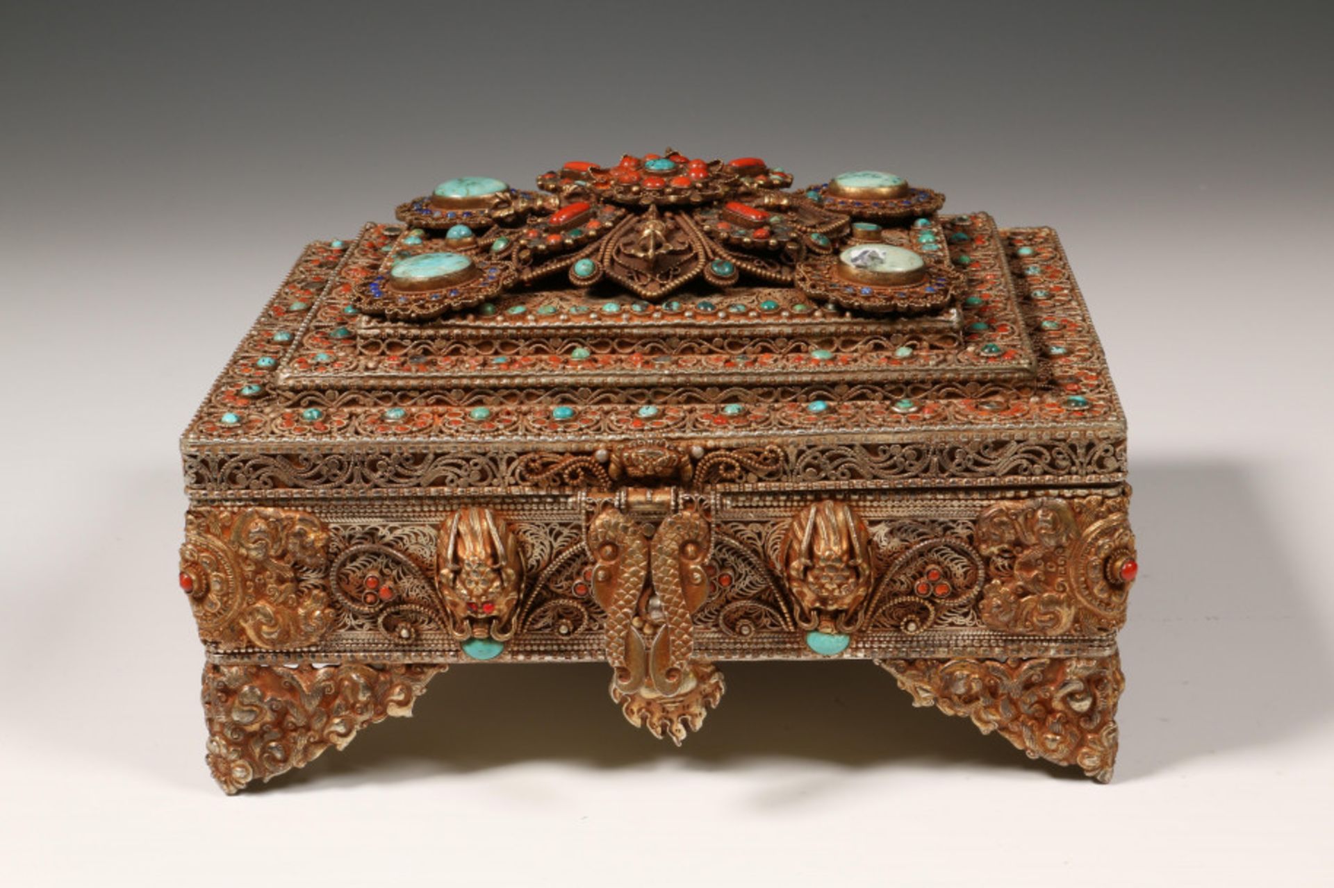 Tibet, decorated metal jewelry box, set with many semi precious stones, 20e century - Bild 3 aus 4