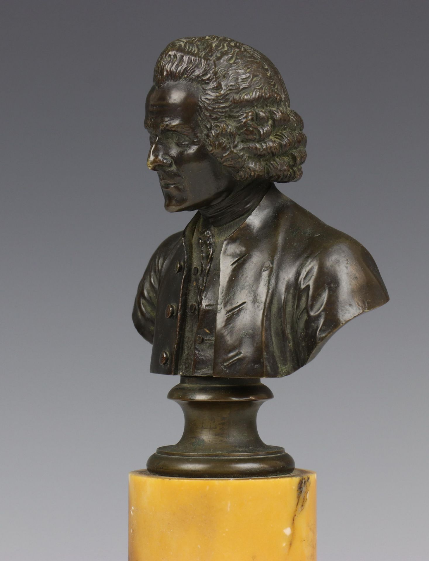 Frankrijk, een kleine groen gepatineerde bronzen buste van Rousseau, ca. 1820 - Image 3 of 6