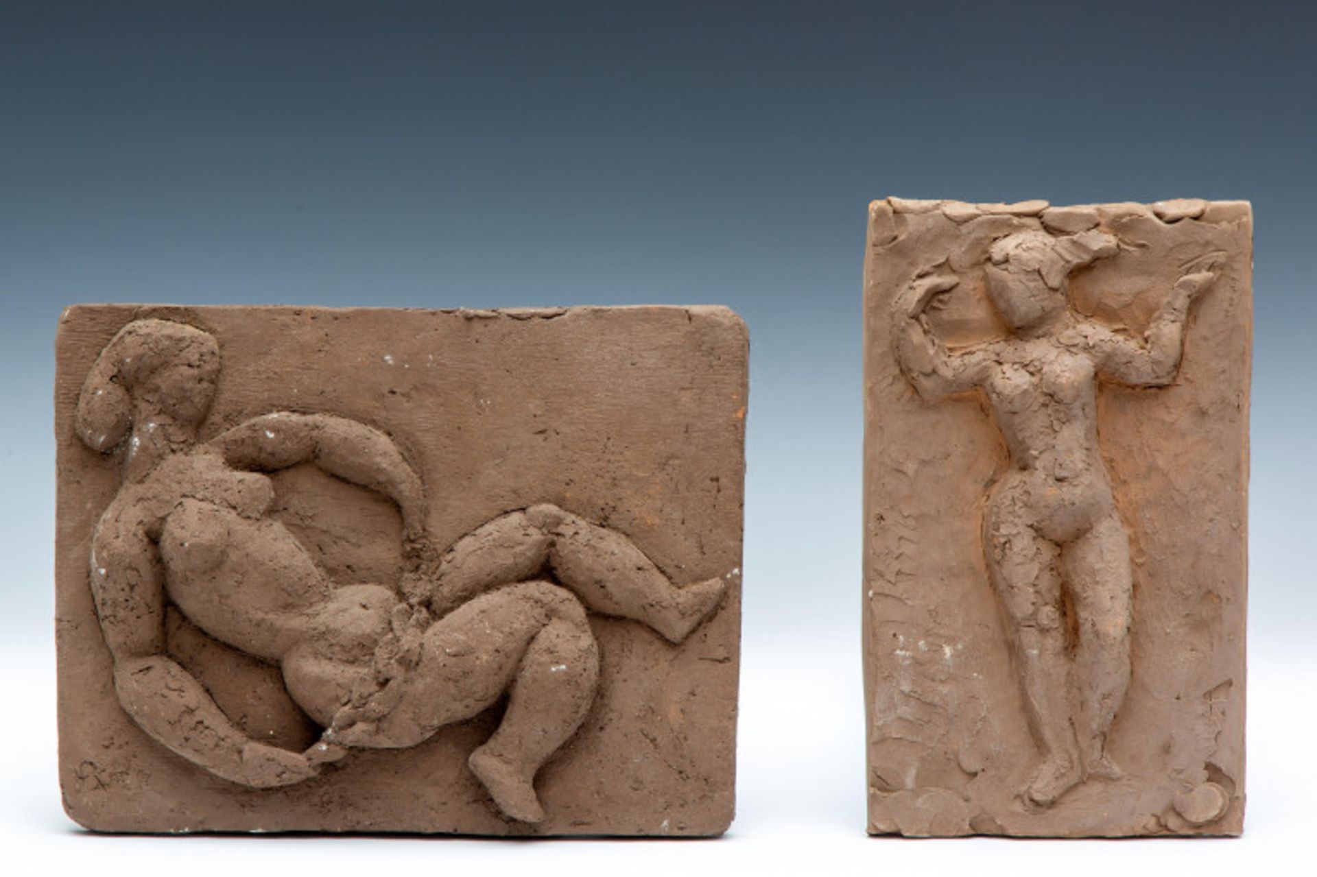 H. Rädecker (1921-1976) twee terracotta plaquettes