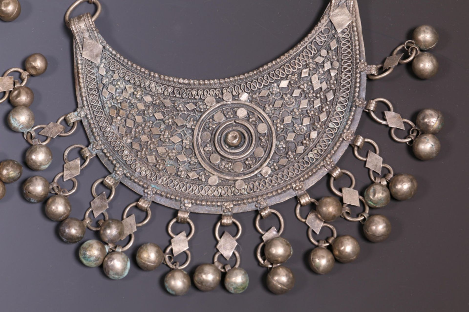 Jemen, pair of silver alloy necklaces, half-moon shaped with bells, on a chain - Bild 3 aus 5