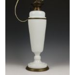 Melkglazen olielamp, ca. 1900